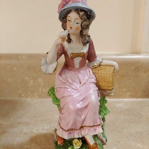 🟢Lady Kissing a Bird Figurine